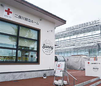 新たに開業した免許センター（右）と献血ルーム