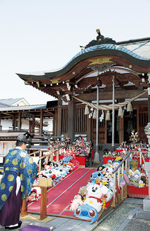 例年、雛飾りや日本人形、ぬいぐるみまで２千体ほどが並ぶ