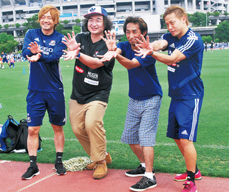 仲川輝人選手（右）、和田拓也選手（左）とゴールパフォーマンスを再現