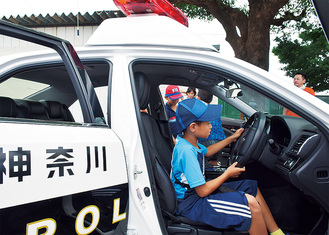 警察車両に乗り込む児童