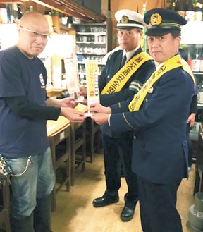 酒類を提供する飲食店を訪問する警察署長（右）