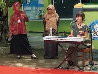 インドネシアで演奏を披露する木村さん（提供）
