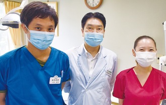 阿部院長（中央）と同院歯科医師