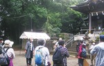 杉山神社で説明を受ける参加者（同会提供）