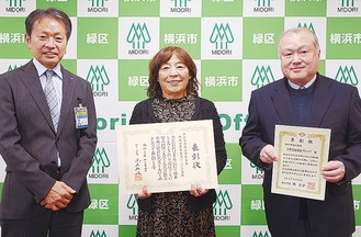 米川代表（中央）と加藤代表（右）、岡田区長