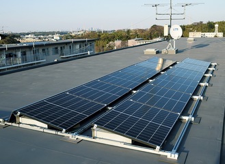 屋上に設置された太陽光発電装置