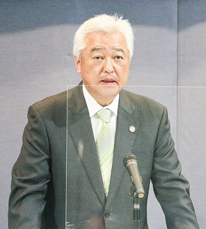 あいさつする土志田社長