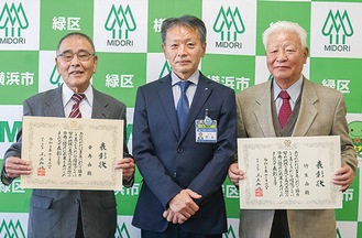 高島会長（左）岡田区長（中央）、鈴木会長