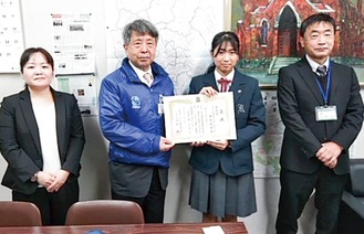 平野会長（中央左）と蛭田さん（中央右）