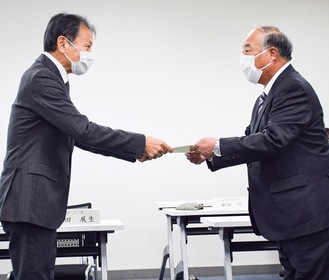 岡田区長（左）から感謝状を贈られた井上会長