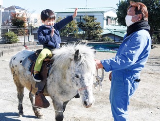 ポニー乗りポーズを決める子ども