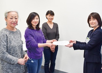 市長陳情を手渡す小林共同代表（左から２人目）