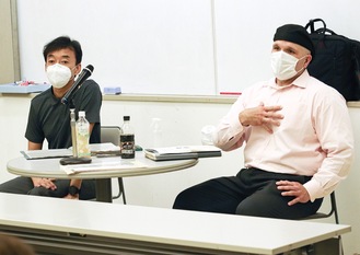講演をする福島ショーンさん（右）と平山晶一さん