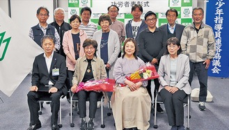 受賞した土倉さんと長谷さん（前列左から２、３人目）
