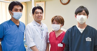 阿部院長（左から２番目）を含む４人の歯科医師