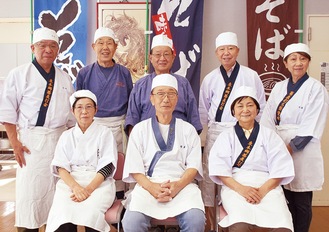 遠藤さん（前列中央）、松江会長（後列中央）と会員
