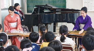 石田さん（箏、写真左）、山水さん（十七絃、同右）、大野さん（ピアノ）の演奏に聞き入る子どもたち