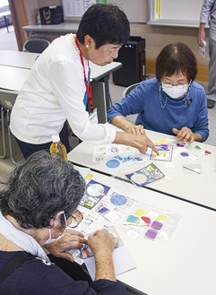 平井会長（左上）と、ちぎり絵を楽しむ参加者ら