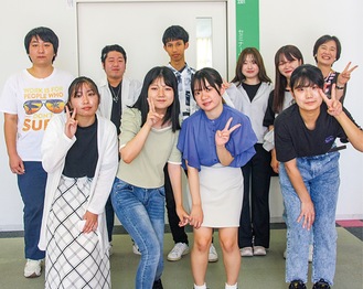 鈴木教授（後列右から１人目）とチームコスモスのメンバー