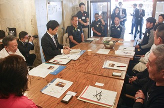 山中市長（左から４人目）と対話する参加者たち