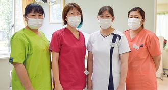 同院の女性歯科医師（左から２番目）と歯科衛生士