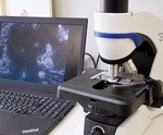 パソコンの画面で菌の状態を映し出し確認することができる顕微鏡