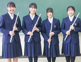 田奈中吹奏楽部の（左から）上田さん、多胡さん、稲村さん、橋本さん