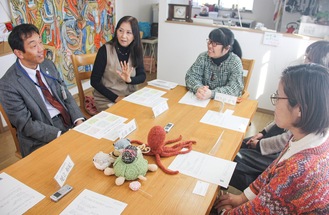 松岡代表理事（左から２人目）たちフラットガーデンのメンバーと会談する佐藤区長（左）
