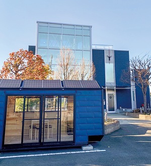 モダンな造りの木造校舎と、10周年を記念し新たに設置された｢陽だまりキャビン｣