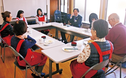 佐藤区長（右から４人目）と会談する朝ごはんを食べる会のメンバーら