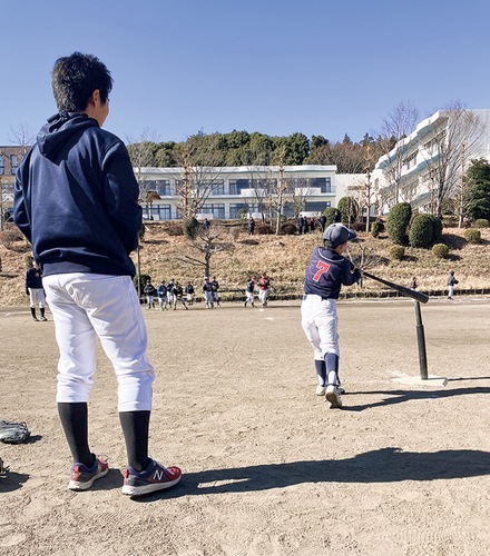 高校生（左）に打撃を教わりながら、ホームラン競争に挑戦する小学生（提供写真）