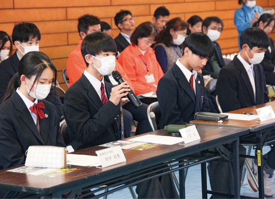 闇バイト防止リーダー養成サミットに参加し、討議した内容を発表する中学生ら