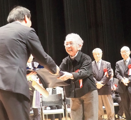 佐藤区長から表彰状を受け取る受賞者