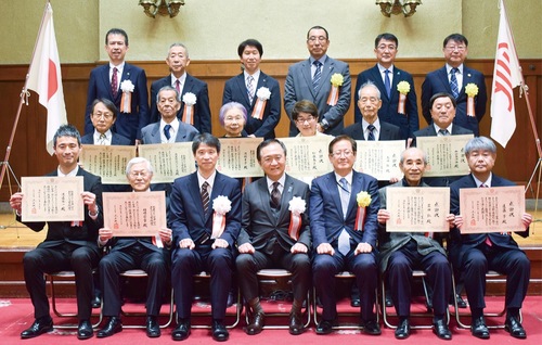 1月29日に神奈川県庁で行われた表彰式で、黒岩祐治知事（前列中央）と記念撮影に臨んだ受賞者