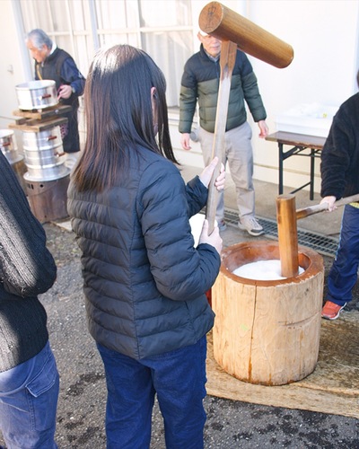 餅つきを体験する児童