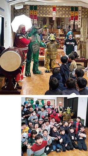 子どもたちと交流した怪獣プロレスのメンバー（写真上）。一緒に記念撮影をした子どもたち（いずれも提供写真）