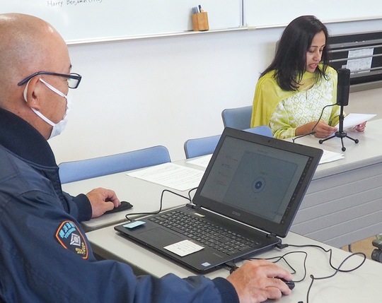 広報文を吹き込むショビタさん（右）