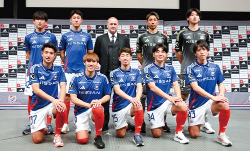 新加入選手とホーランド監督（後列中央）＝新体制発表会(C)1992 Y.MARINOS