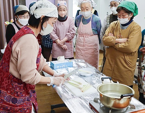 参加者を前に、調理方法を指導する泉ノンヤウさん（左手前、提供写真）
