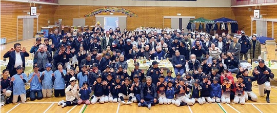 祝う会終了後に参加者全員で記念撮影（同チーム提供）