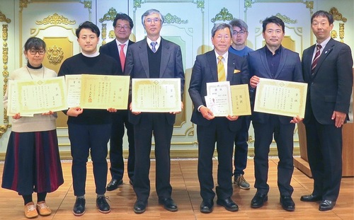 授与式に出席した区内の果樹農家。右端は佐藤康博緑区長