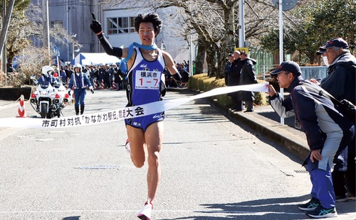 ３連覇のゴールテープを切る横浜市のアンカー・服部選手
