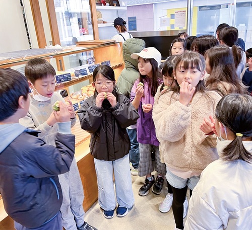 完成したパンを試食する児童たち