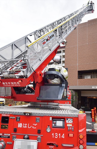 はしご車による要救助者の救出訓練（昨年）