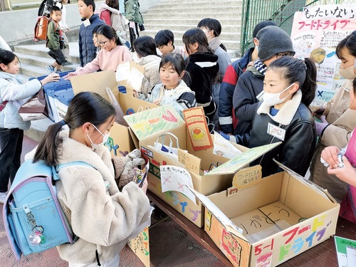 食品の回収を呼び掛ける児童たち（学校提供）
