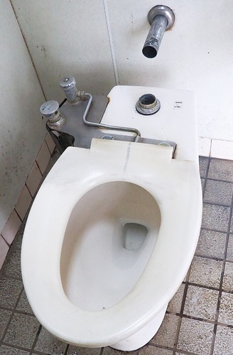 金属製給水管が盗まれた中山駅北第一公園トイレ（21日撮影）