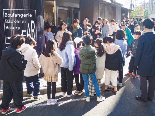 並んでくれた人にお礼とコンセプト説明をする児童たち