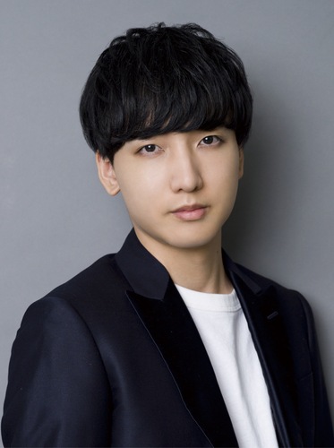 小林千晃さん…横浜市出身。（株）大沢事務所所属。声優として、「マッシュル」マッシュ・バーンデッド役、「地獄楽」画眉丸役、「葬送のフリーレン」シュタルク役など人気作品に参加。現在放送中の「アオのハコ」笠原匡役、「青のミブロ」斎藤はじめ役や、今夏公開アニメ「光が死んだ夏」主人公の辻中佳紀役も。