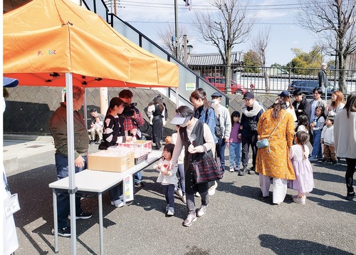 餅を受け取る来場者たち（提供写真）
