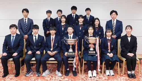 優勝を報告した星槎中学校卓球部のメンバーら（提供写真）